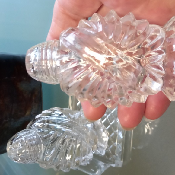 Vintage glass salt and pepper shakers with mini glass tray. - Picture 2 of 9